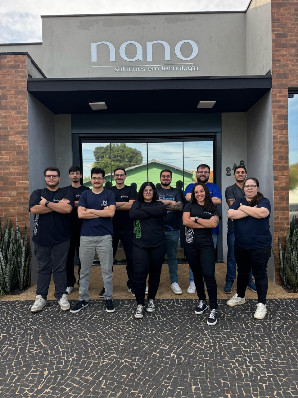 Equipe Nano TI em frente à sede